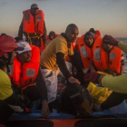 Refugiados e inmigrantes rescatados por la tripulación del 'Astral', a unas 18 millas al norte de Libia, el 21 de julio.
