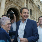 Zapatero, tras el consejo de ministros celebrado en León el 22 de julio de 2004 en León. JESÚS F. SALVADORES