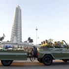 El vehículo que porta las cenizas de Fidel Castro pasa junto a la plaza de la Revolución. E. MASTRASCUSA
