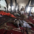 Cuerpos de las víctimas del atentado suicida en una mezquita en Saná.