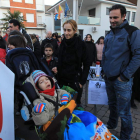 Edgar, con sus padres, en la salida de la marcha solidaria celebrada el sábado en Toral.
