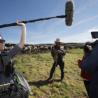 Gregoro Fidalgo, en Lago de Omaña, durante el rodaje del documental por el equipo checo que busca las formas de afrontar la amenaza del lobo. RAMIRO