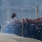 Felipe VI pasa revista ayer a las tropas en la Pascua Militar en la plaza de la Armería de Madrid. J.J. GUILLÉN