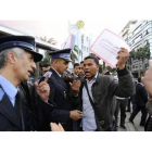Un policía discute con un manifestante marroquí que protesta contra la ampliación del mandato de la ONU en el Sáhara.