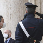 Un policía se cuadra ante Draghi a su llegada a la Cámara de Diputados. MAURIZIO BRAMBATTI