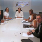 Rajoy reúne a su núcleo duro para perfilar su estrategia.