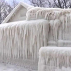 Una casa completamente cubierta de hielo por la ola de frío que azota Nueva York.