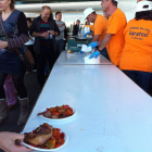 Imagen de la elaboración de la pimientada popular en la terraza de El Corte Inglés.