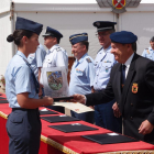 El coronel Zacarías González entrega el diploma a Isabel Castillo