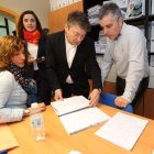 Folgueral, ayer revisando documentación, rodeado por sus concejales de USE. L. DE LA MATA