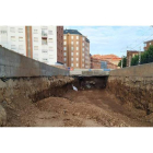 Emboquille norte del soterramiento del tren en León, bajo el mítico paso a nivel del Crucero, en Doctor Fleming. DL