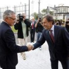 José Blanco saluda al leonés Ángel Villalba.