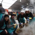 La degustación de cecina atrajo a miles de personas. JESÚS