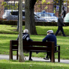 Dos personas descansan en un banco de la ciudad. MARCIANO PÉREZ