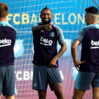 Arturo Vidal, en el centro, durante el entrenamiento del Barcelona. ENRIC FONTCUBERTA