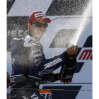 Jorge Lorenzo celebra en el podio el segundo puesto cosechado en Motorland.