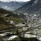 Vista parcial de la belleza del valle de Laciana nevado con los primeros copos del invierno