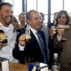 El presidente mexicano, Calderón (centro) brinda con Moratinos