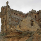 Vista del desprendimiento —en el ángulo de las dos paredes— registrado ayer en Cea