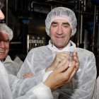 El consejero de Fomento y Medio Ambiente recibe explicaciones sobre la producción de Syva. MARCIANO PÉREZ