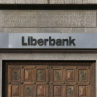 La sentencia de la Audiencia Nacional, recurrible, condena a Liberbank a restituir los salarios previos y abonarles los montos deducidos a los directivos.