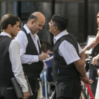 Tres camareros, durante su jornada laboral en un establecimiento de la plaza Reial de Barcelona