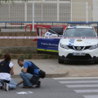 La policía científica, buscando balas y muestras de sangre delante del tanatorio de Gavà después del tiroteo.