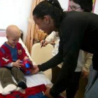 Los jugadores aprovechan para hacer buenas acciones como Ronaldinho en una visita a un hospital