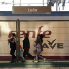 Un vagón del AVE en la estación de León.