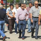 De frente el secretario del PP con los avalistas del Bierzo Alto al cruzarse con Fierro (con cartera