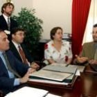 Tomás Villanueva, izda, reunido ayer con los representantes del museo