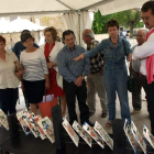 La autoridades visitan los trabajos de cerámica de las mujeres de Boñar.