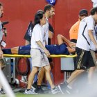 Marco Asensio abandona el terreno de juego en camilla tras lesionarse frente al Arsenal. ERIK S. LESSER