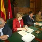 María Jesús Ruiz firma el convenio de colaboración con Javier García-Prieto, en la Diputación