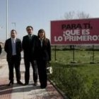 Pardo, Valderas, Chamorro y Cabezas, junto a la pancarta con el eslogan