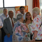 La presidenta de la Diputación, Isabel Carrasco, departe con paisanos residentes en Argentina