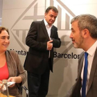 Ada Colau con el socialista Jaume Collboni y, detrás, el republicano Alfred Bosch.