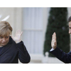 Angela Merkel y Nicolas Sarkozy se despiden tras su encuentro del lunes en París.