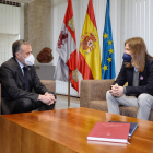 El presidente de las Cortes de Castilla y León, Carlos Pollán (i) (Vox), se reúne con el procurador de Podemos , Pablo Fernández (i), en el marco de la ronda de contactos que mantiene con los grupos parlamentarios previa a la sesión de investidura. NACHO GALLEGO