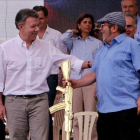 Fotografía de archivo del 27 de junio del 2017  del presidente de Colombia, Juan Manuel Santos, junto al maximo lider de las FARC  Rodrigo Londoño, alias Timochenko.