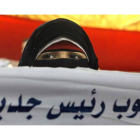 Una mujer egipcia sostiene el lema: "necesitamos un nuevo presidente".