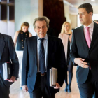 De Santiago Juárez, con sus colaboradores, se dirige hacia la Comisión de las Cortes. R. GARCÍA