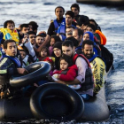 Un grupo de refugiados llegan a la isla de Lesbos en Grecia en octubre del 2015.