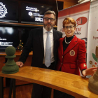 Marcelino Sión y María Jesús Soto presentaron la décima edición del Concurso de Ajedrez y Finanzas. RAMIRO
