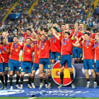 La selección española celebra sobre el césped el campeonato de Europa tras ganar a Alemania en la final. GABRIELE MENIS