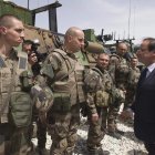 Hollande visita la base militar de Nijrab, Afganistán.