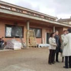 Reguero, González, Bravo, García Bayón y Otazu (de espalda), durante la visita al aula de naturaleza
