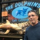 Radu, ante el Dolphins, el coffeeeshop que regenta en Amsterdam.