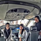 La comandante Sharifah Czarena (izquierda), junto a las oficiales Nadiah (centro) y Sariana, antes de despegar hacia Arabia Saudí.