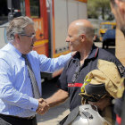 El alcalde de Sevilla, Juan Ignacio Zoido, conversa con los Bomberos.